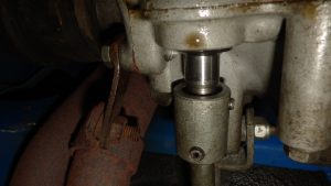 オイル漏れはシフトロッドから出ている。