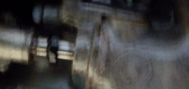 5速にいれてロッドを引き出すとオイルシールが外れてしまう。