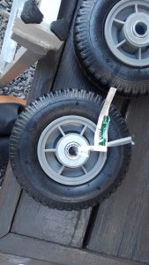 カインズの一輪車売り場で、タイヤを購入した