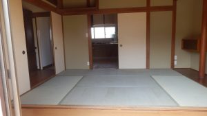 表替えをした畳が入った。畳は向きで色合いが変わるそうだ
