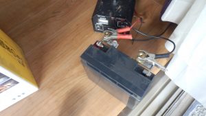 デトミニにつけていたバッテリを取り外して充電した。D端子をつかっているので、B端子に変えた