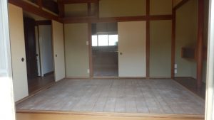 畳の表替えで畳を外した居間