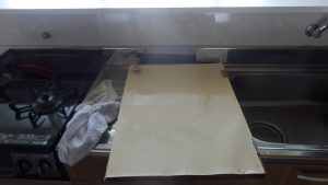 べこべこの表面の板が剝がれていたので、木工用ボンドで固定した。