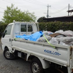 日進レンタカーからトラックを借りて、落ち葉を捨てに行く