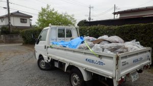 日進レンタカーからトラックを借りて、落ち葉を捨てに行く
