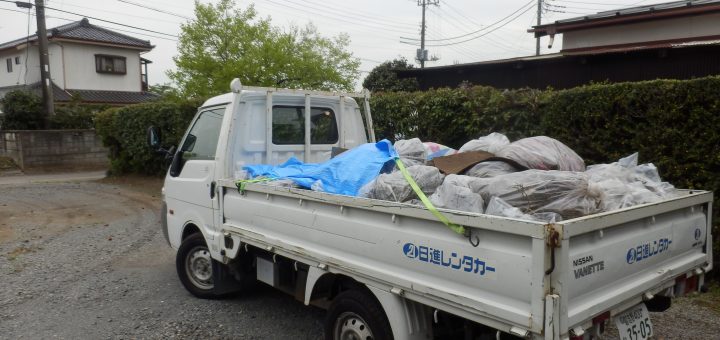 日進レンタカーからトラックを借りて、落ち葉を捨てに行く