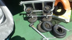 修理しなくてはならない農業台車