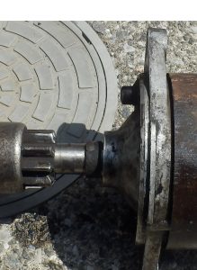 シャフトにオイルと削り屑がついてピニオンが自由に回らなかった