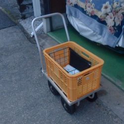 なんで農業用台車かというと、収集コンテナとぴったりサイズだからだ。
