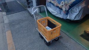 なんで農業用台車かというと、収集コンテナとぴったりサイズだからだ。
