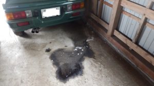 ゴミ捨てしたので車を前に出して、オイルで汚れた床を露出させた。