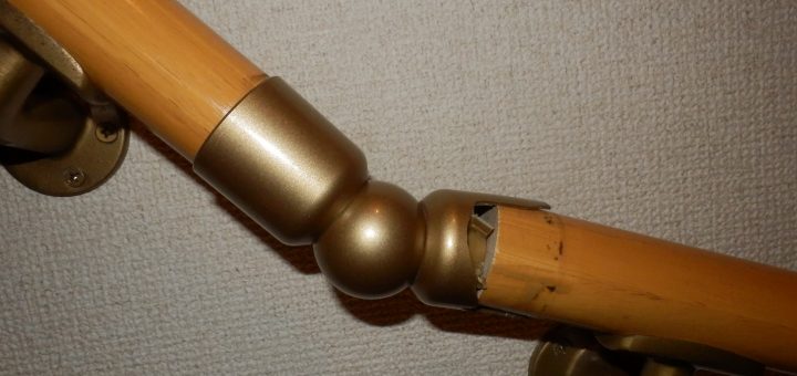 割れた手すりの接続金具