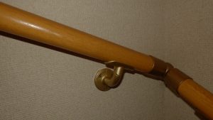 手すりの固定金具の交換完了