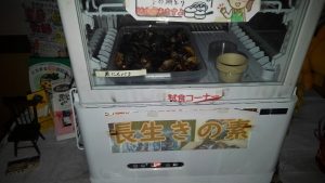 待っている時間に、黒にんにくの試食を進められた