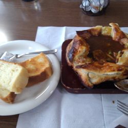 草刈りの後に、洋食屋さんのBESTAでパイ包みビーフシチューを食べた。 セットのトーストとパイ包みのビーフシチュー