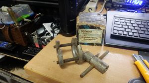 スプイングを圧縮してサークリップを引き出すためのTOOL