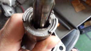 見づらいがピニオンのラッチがシャフトに噛んでしまっている。