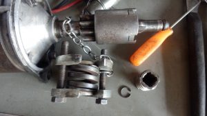 ピニオンのスプリングはTOOLがあるので簡単に外せる。