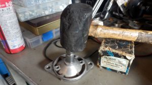 Front Endのブッシュをゴムハンマーで外す