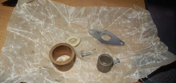 前後のブッシュと固定用のプレートのセットだった