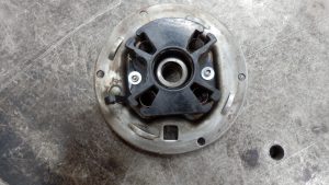 commutator holderがリベットで固定された