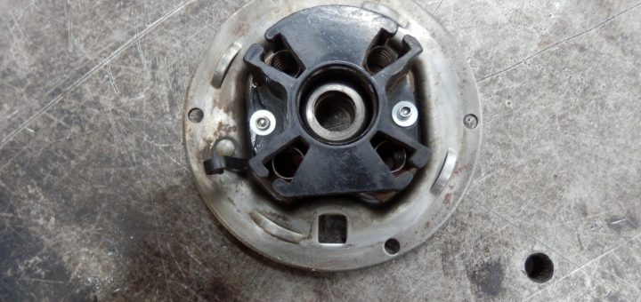 commutator holderがリベットで固定された