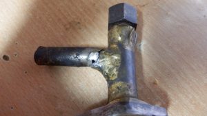 ヘッドのガスケットが張り付て取れなかったのでバルブに力をかけたら、折れてしまった