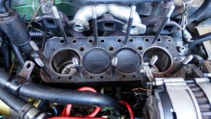 シリンダーもガスケット屑を取り終えたから、スタッドボルトをつけた。