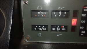 交換してオルタネーターの警告灯が消えたけど電圧が14V行っていない