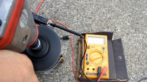 チャージランプが消えて電圧が13.3Vまで上がったので修理は完了した。