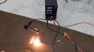 安定化電源につないで動作確認をしてみた。