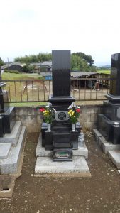 墓掃除して、お墓参りを行った