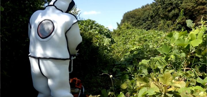 防護服を着て草刈り