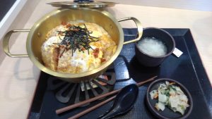 鍋にカツが2枚入っていて意外に御飯が入っている
