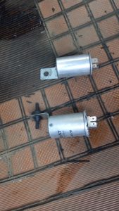 もともと付いていたリレーと手持ちのウィンカーリレー