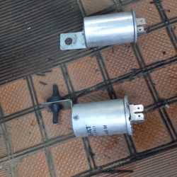 INNOCENTI120SLの車検で問題になったウィンカーの修理を行った。 もともと付いていたリレーと手持ちのウィンカーリレー