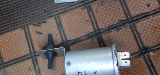 もともと付いていたリレーと手持ちのウィンカーリレー