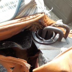 折れてしまったところのアップ。たぶんここを溶接すれば良さそう