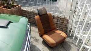 INNOCENTI120SLの椅子は落ち着いたブラウンになっている