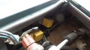 一番奥のリレーが今回の問題のウィンカーリレー