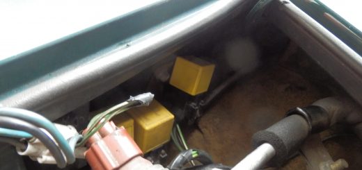 一番奥のリレーが今回の問題のウィンカーリレー