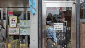 105番は12時半から配るということで行ったけど、前の回も配り終えていないので、さらに待つことに。