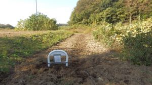 勝手に耕させれしまった部分にポールを建てた