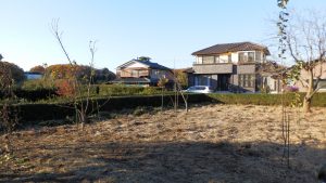 垣根の剪定もしたけど、広くて途中でバッテリが切れた