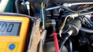 まずは、電気系を疑って、ポンプに行っている白紫のラインの電圧を計った