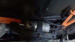 付いていた燃料ポンプを外すため、燃料が降ってこない様にクリップして止める。