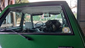 土曜はパラパラ雨が降っていたので中断する。