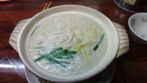 砂鍋煨麺（干しエビと鶏肉の塩味煮込みめん）