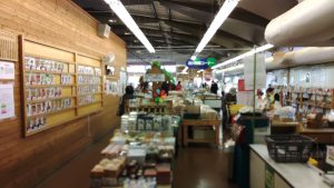 秋川のファーマーズマーケットで、花豆などの豆類とほうとうを購入した