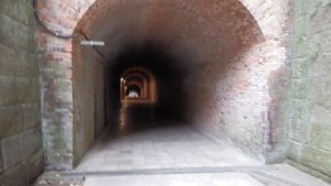 トンネルの中。